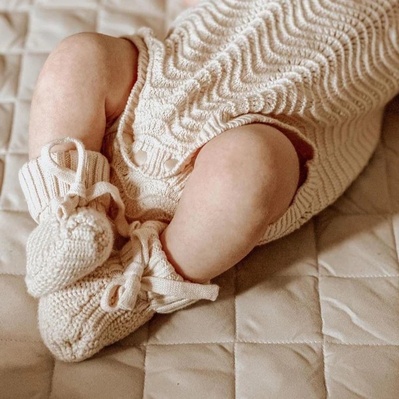 3 Little Crowns Textured Knit Booties – Oat