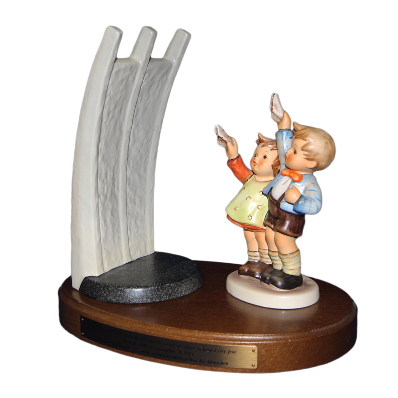 Hummel Figurine: Airlift Memorial Set with Plaque – 153
