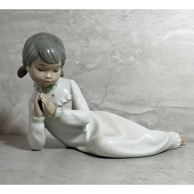 Zaphir by Lladr Figurine: Girl Lying Down