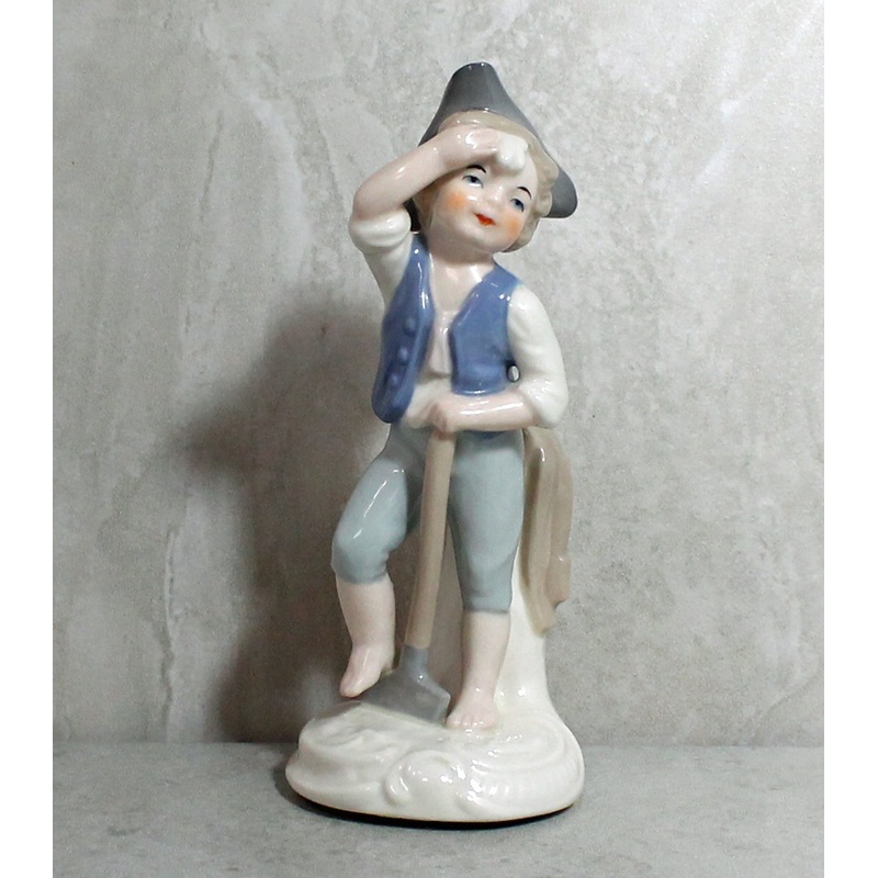 Goebel: 12-207 Boy with Shovel