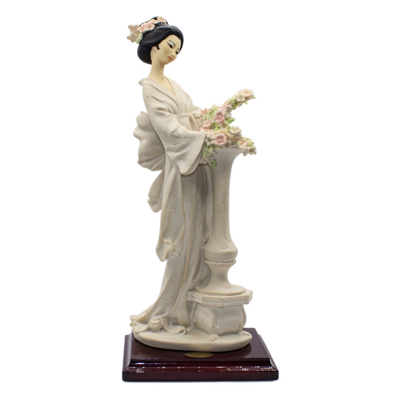 Giuseppe Armani Figurine: 0403s Oriental Girl with Column
