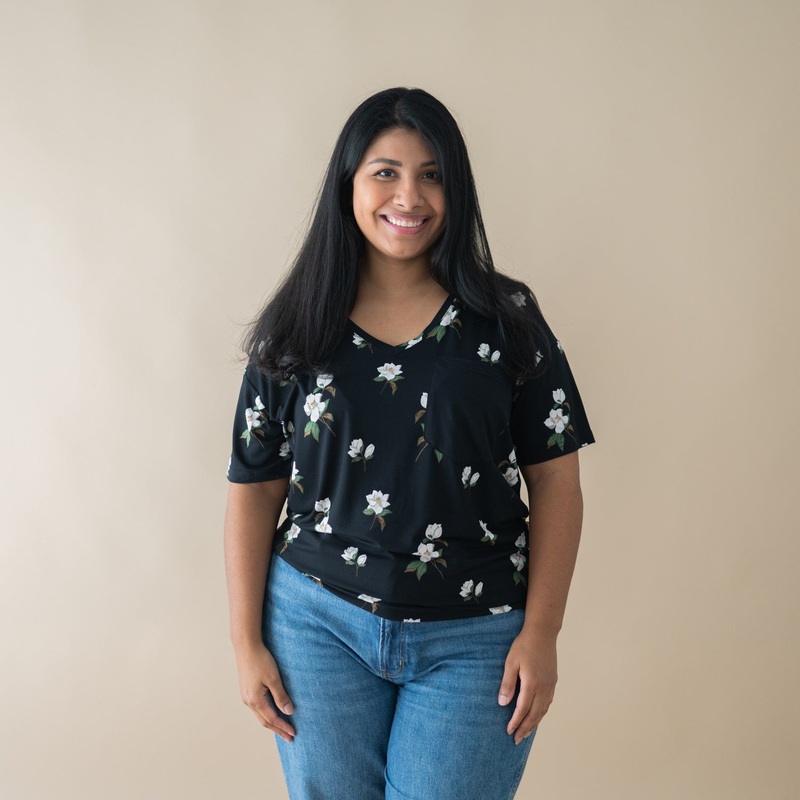 Womens Relaxed Fit V-Neck in Big Midnight Magnolia