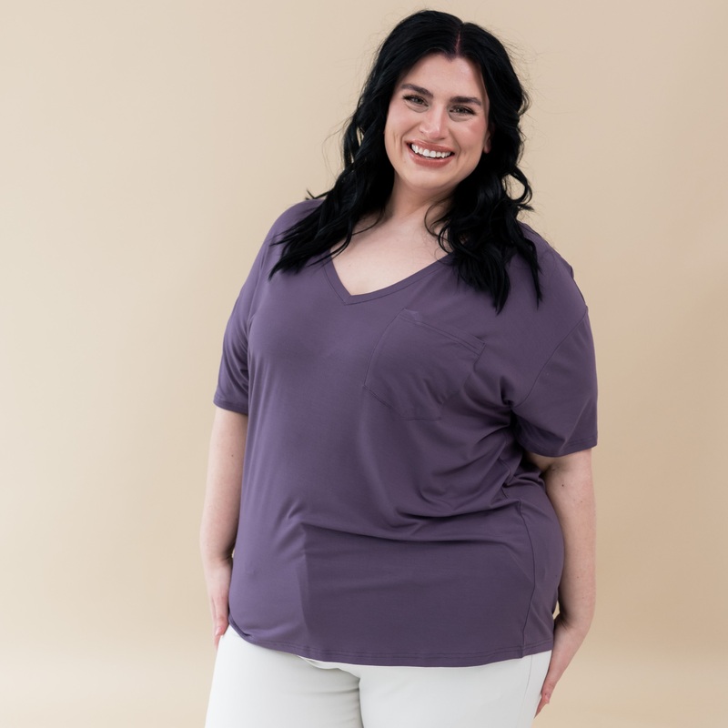 Womens Relaxed Fit V-Neck in Currant