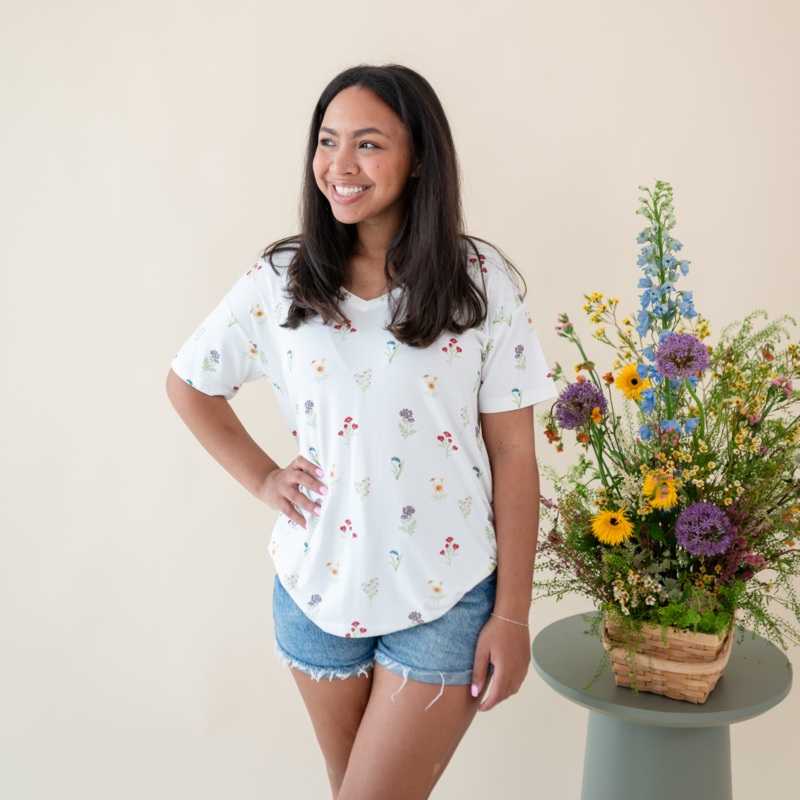 Womens Relaxed Fit V-Neck in Wildflower